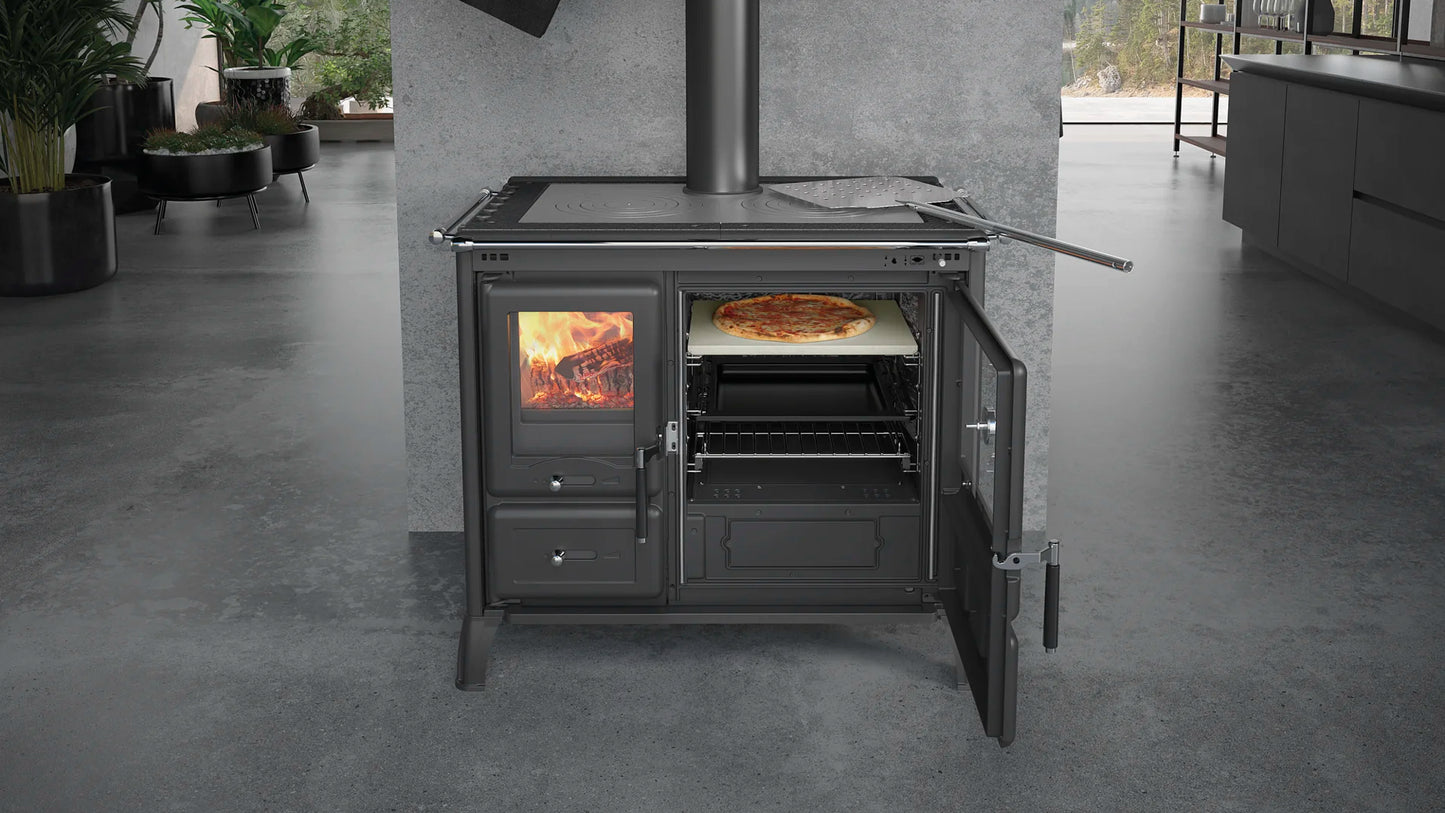 šgtedilnik na drva v antracit črni barvi, postavljen v prostor. na levi strani ima kurišče na desni pa veliko pečico