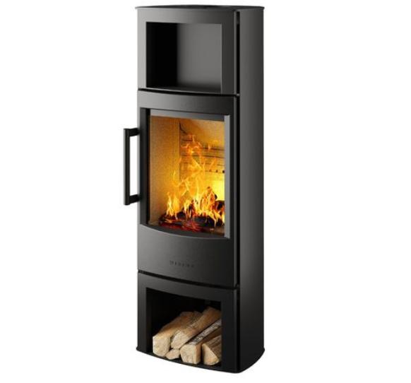 Črna kaminska peč na drva z nišo za drva spodaj