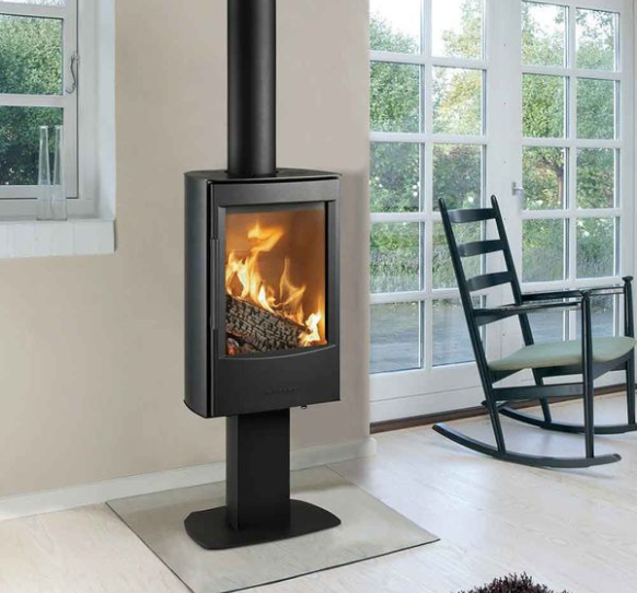 Kaminska peč na drva, na podstavku v črni barvi