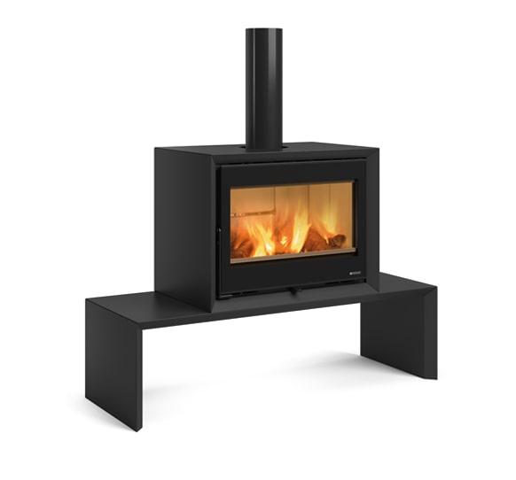 Kaminska peč v črni barvi s podstavkom pod katerega lahko zložite drva