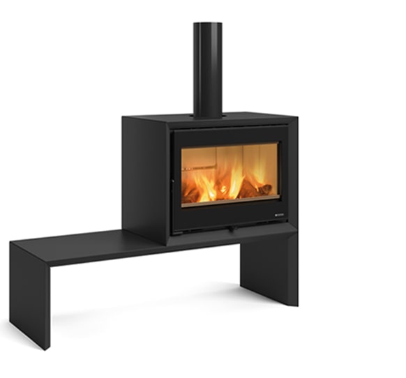 Kaminska peč v črni barvi, s klopjo kjer lahko sedite, pod njo pa zložite drva