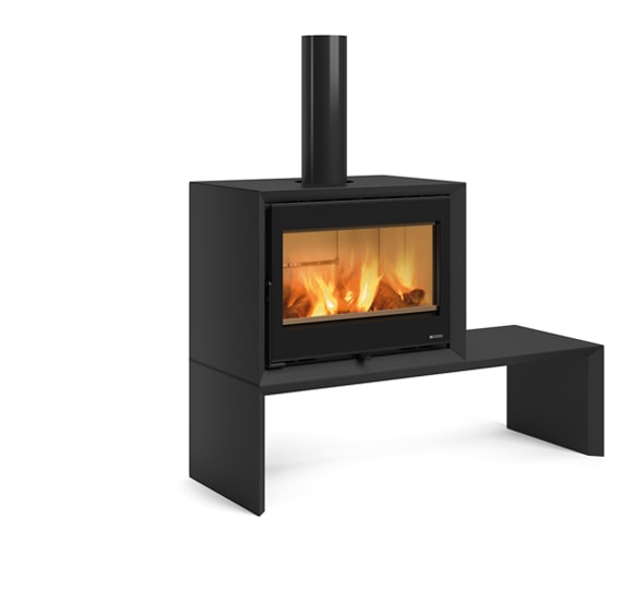 Kaminska peč v črni barvi, s klopjo kjer lahko sedite, pod njo pa zložite drva