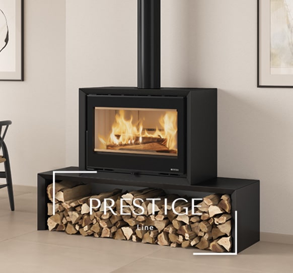 Kaminska peč v črni barvi, z črnim podstavkom od katerega lahko shranite drva