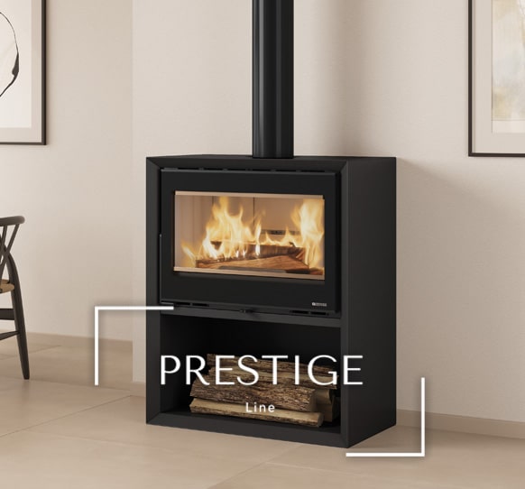 Kaminska peč v črni barvi, s podstavkom v istih dimenzijah kakor kaminska peč