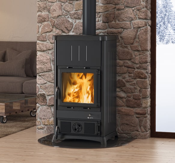 kaminska peč v črni barvi