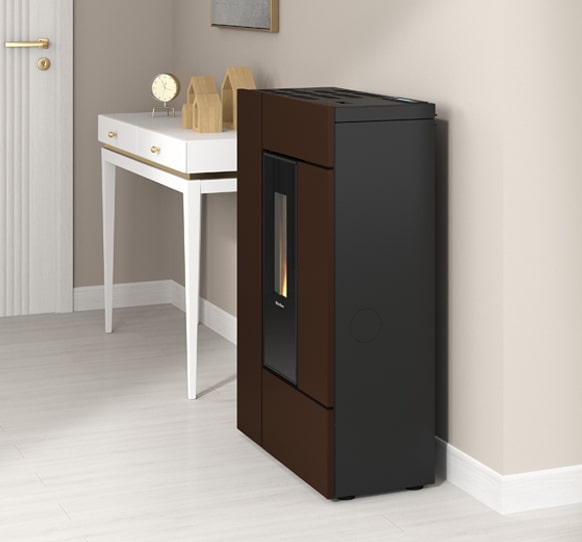 Kaminska peč na pelete v rjavi barvi