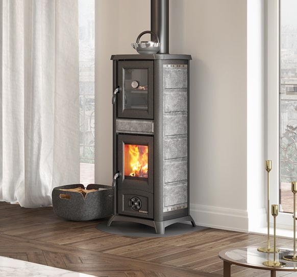 Kaminska pečz oblogo iz naravnega kamna, s pečico nad kuriščem