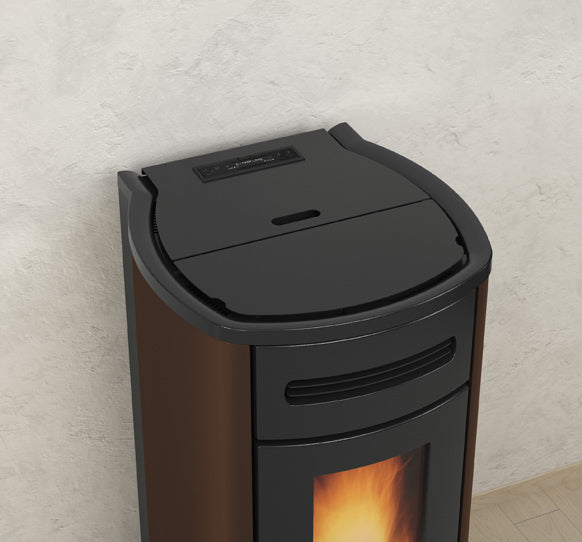 Kaminske peč na pelete v rjavi barvi