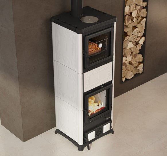 Kaminska peč v beli barvi s pečico nad kuriščem