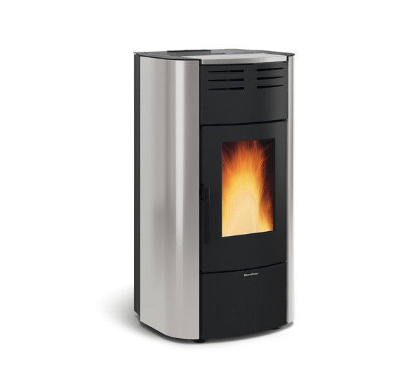 Kaminska peč na pelete v sivi in črni barvi