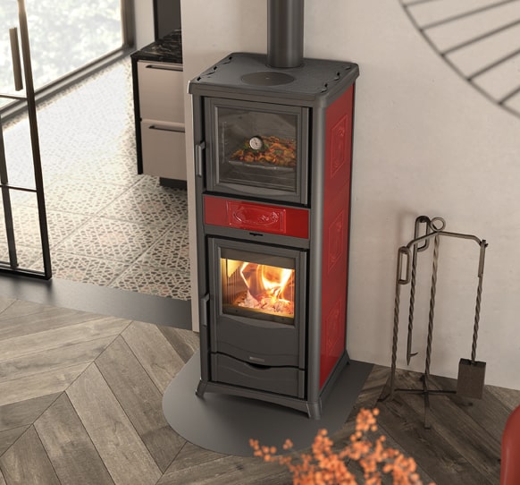 Kaminska peč na drva v rdeči barvi s pečico nad kuriščem