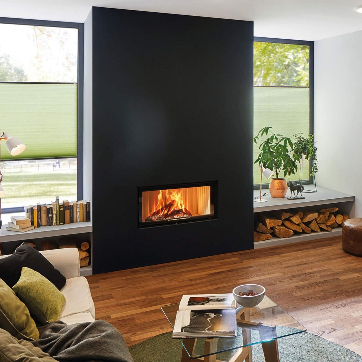 Obzidan kaminski vložek ravno zasteklitvijo, obzidava je črne barve