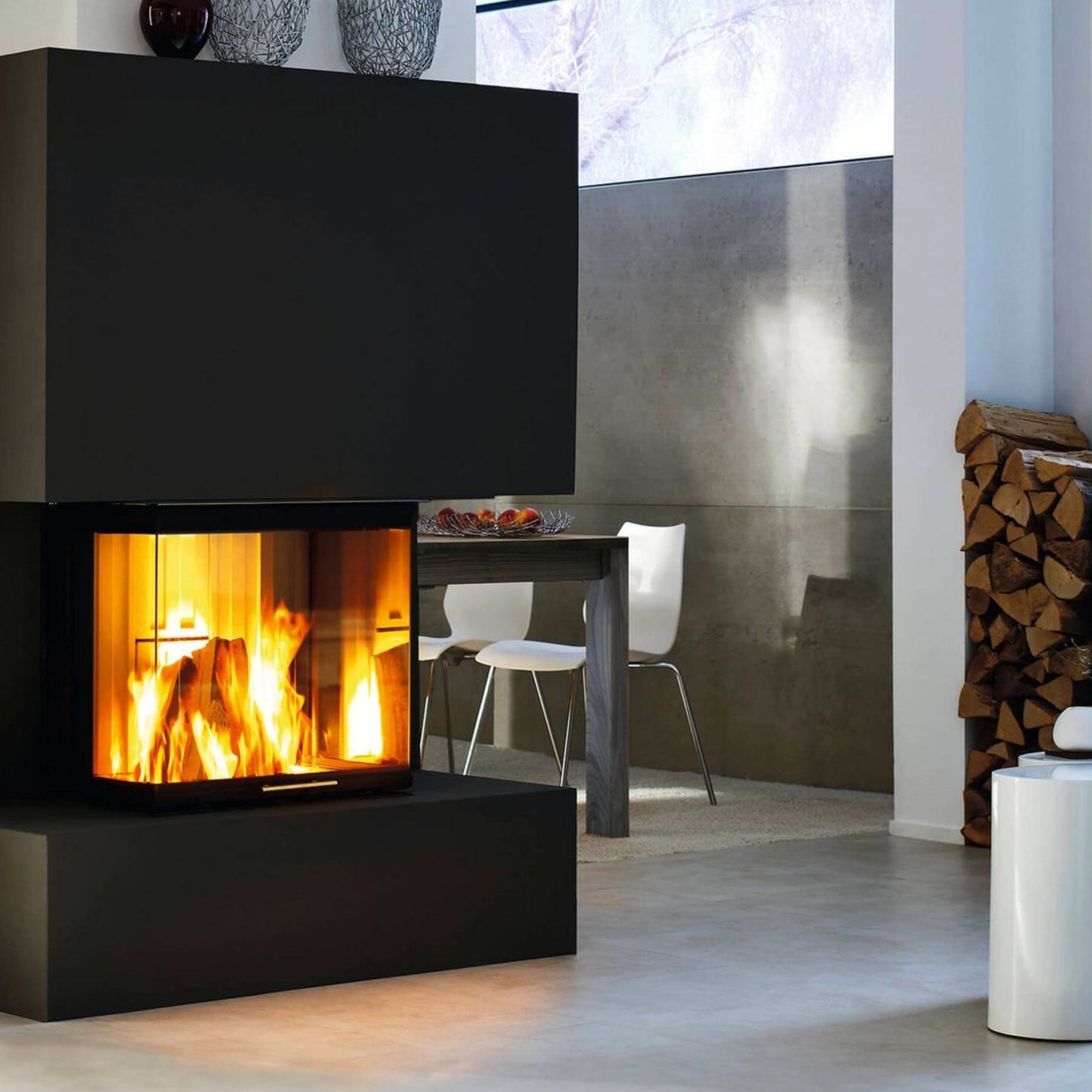 Obzidan kaminski vložek s tristransko zasteklitvijo, obzidava je črne barve