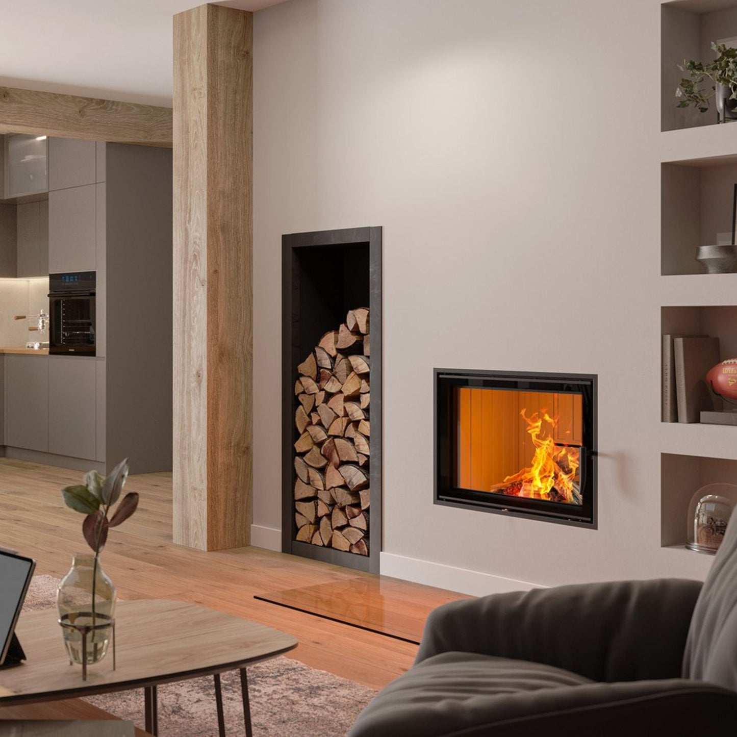 Obzidan kaminski vložek z ravno zasteklitvijo, obzidava je bele barve in ima na levi strani nišo za drva