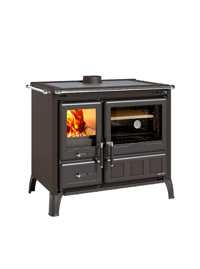 Štedilnik na drva v antracit črni barvi, na levi strani je kurišče na desni pa velika pečica