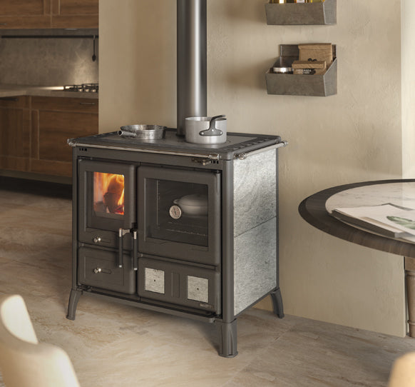 Štedilnik na drva iz litega železa z oblogo iz naravnega kamna v sivi barvi