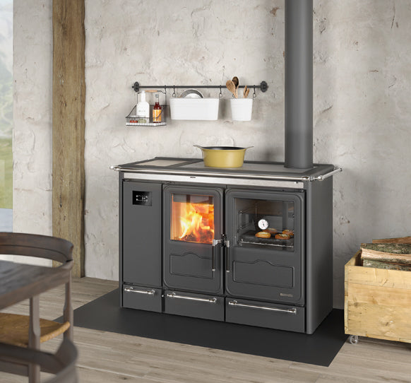 Štedilnik na drva iz litega železa, štedilnik je v črni barvi