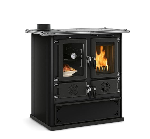 Štedilnik na drva v črni barvi