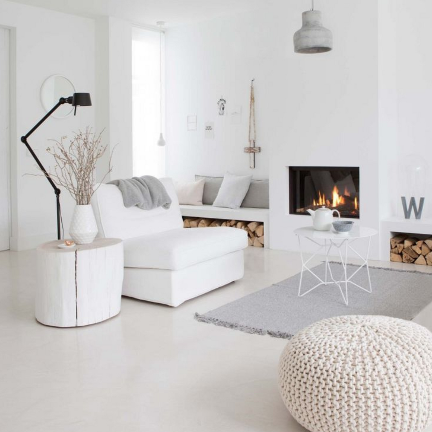 Obzidan kaminski vložek z ravno zasteklitvijo, obzidava je v beli barvi