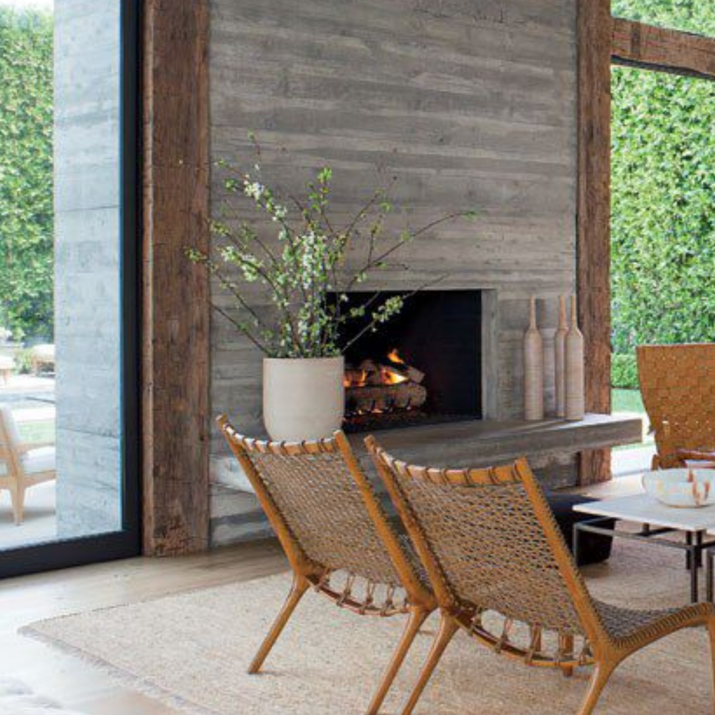 Obzidan kaminski vložek z ravno zasteklitvijo, obzidava je oblepljena z keramičnimi ploščicami v imitaciji lesa