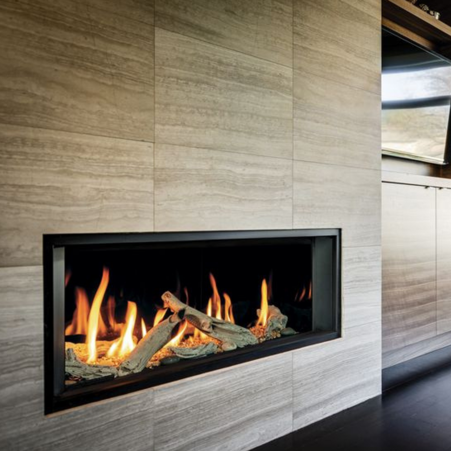 Obzidan kaminski vložek z ravno zasteklitvijo, obzidava je obložena z keramičnimi ploščicami v bež barvi