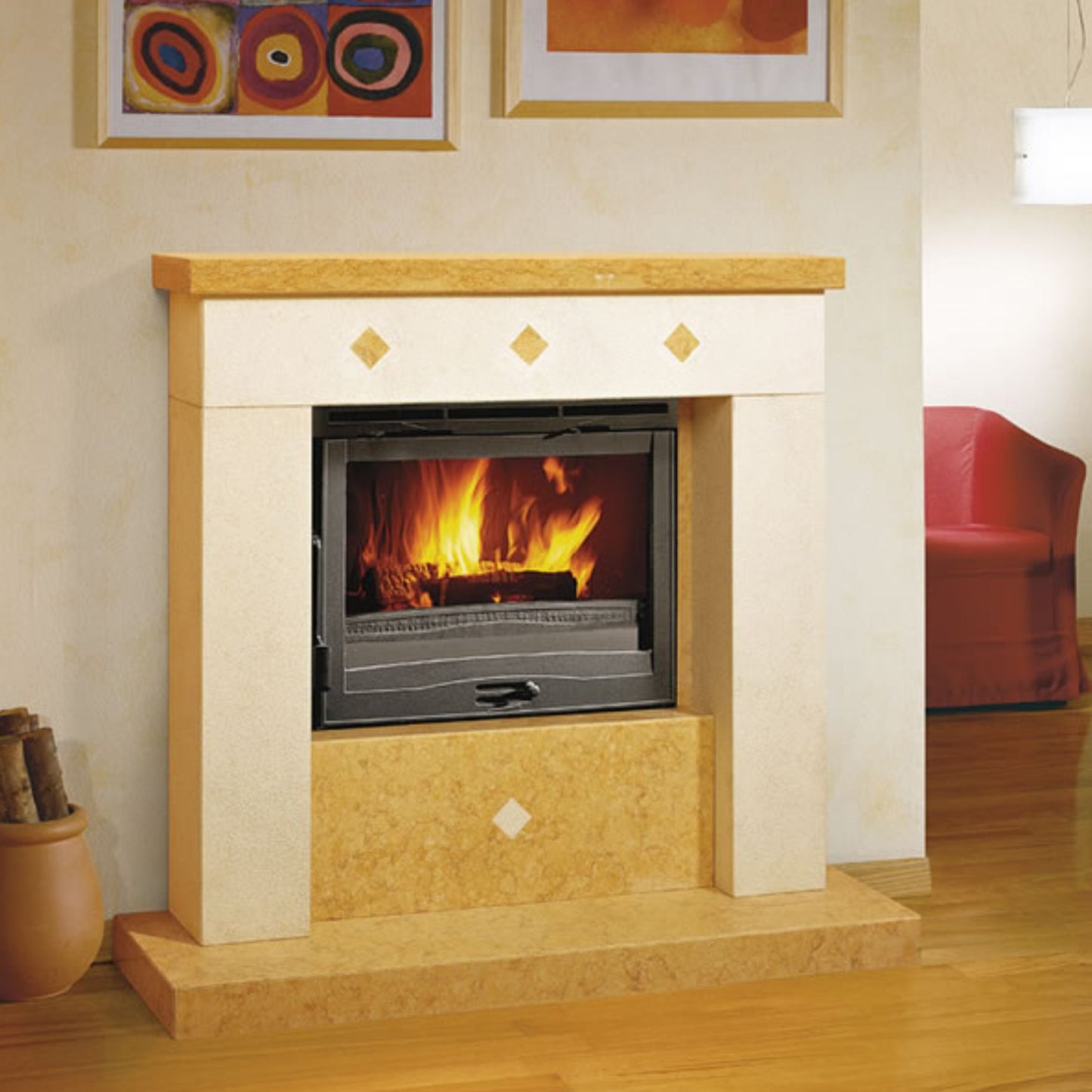 Toplozračni kamin z kaminski vložkom z ravno zasteklitvijo, obzidava je v beli in senf barvi