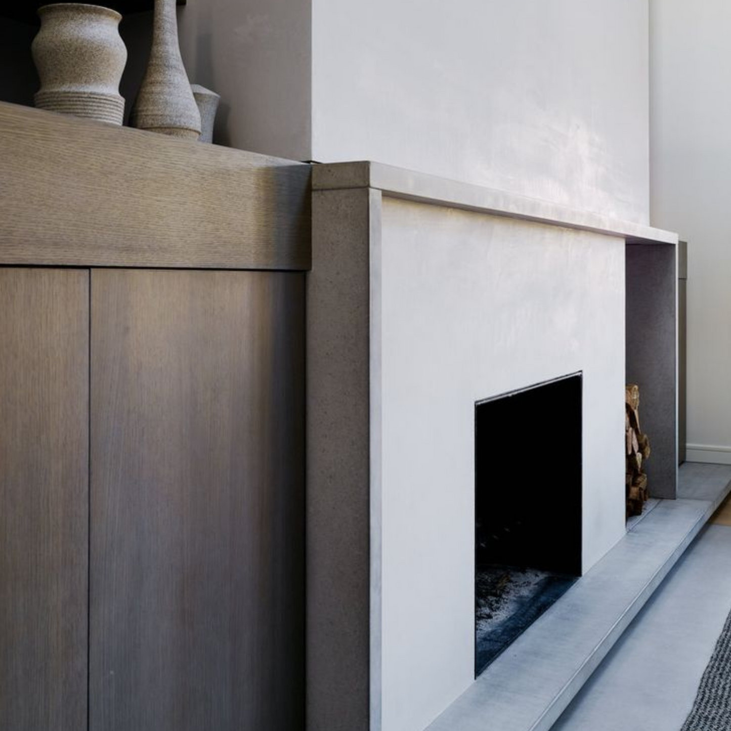 Obzidan kaminski vložek z ravno zasteklitvijo, obzidava je v beli barvi