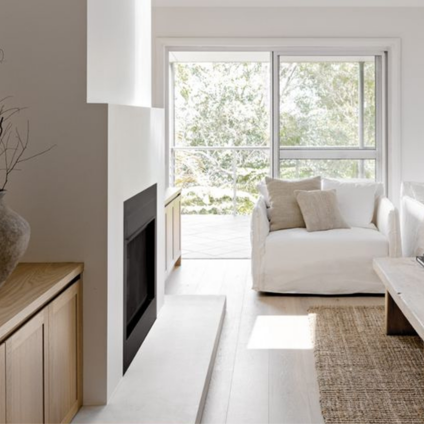 Obzidan kaminski vložek z ravno zasteklitvijo, obzidava je v beli barvi