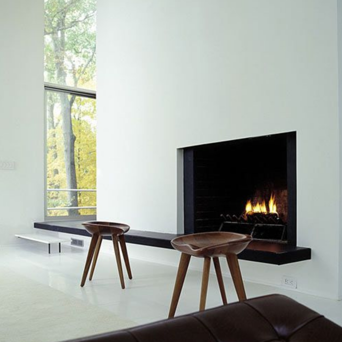 Obzidan Kaminski vložek z ravno zasteklitvijo, obzidava je v beli barvi in ima pod kaminskim vložkom črno kamnito polico