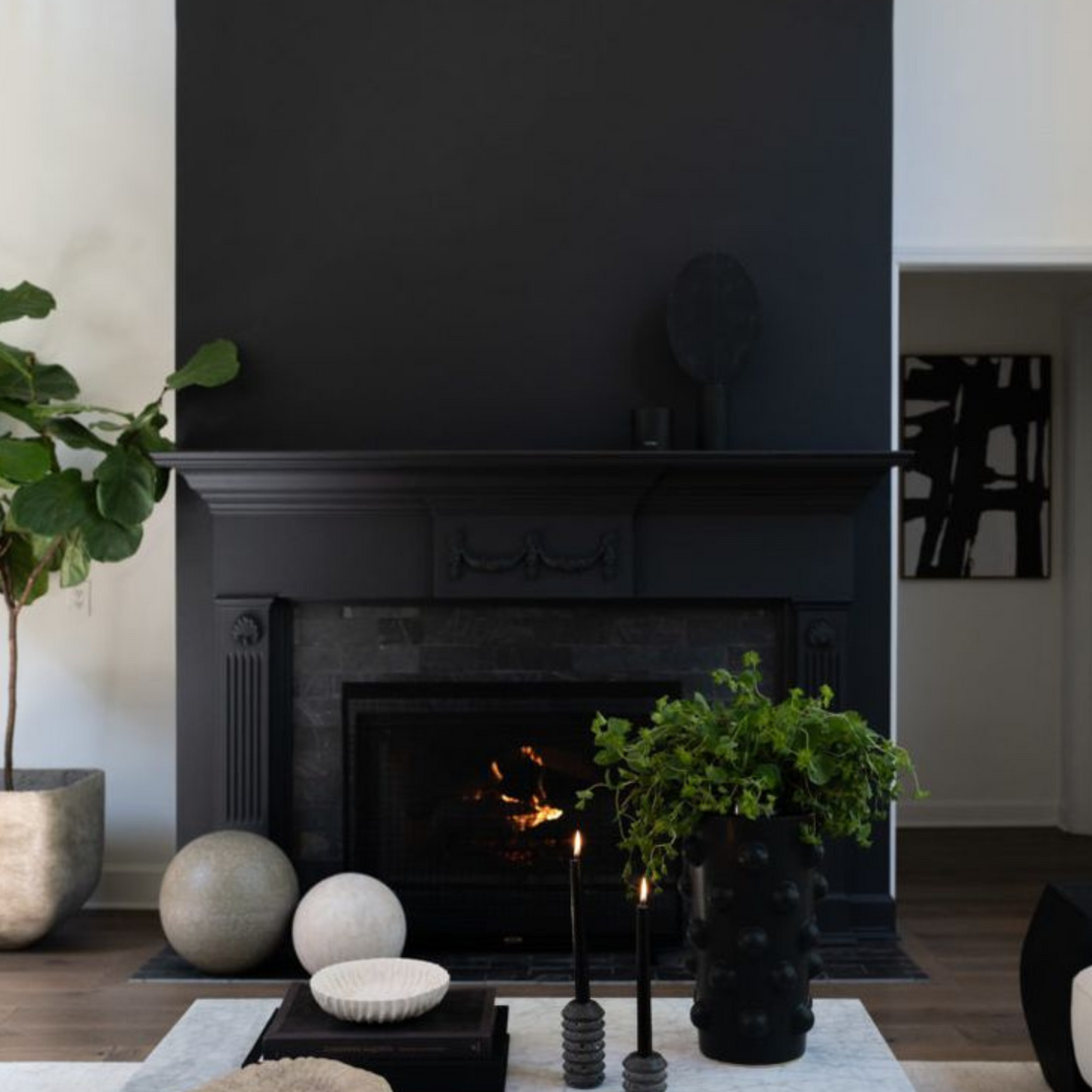 Obzidan kaminski vložek z ravno zasteklitvijo, obzidava je v celoti v črni barvi