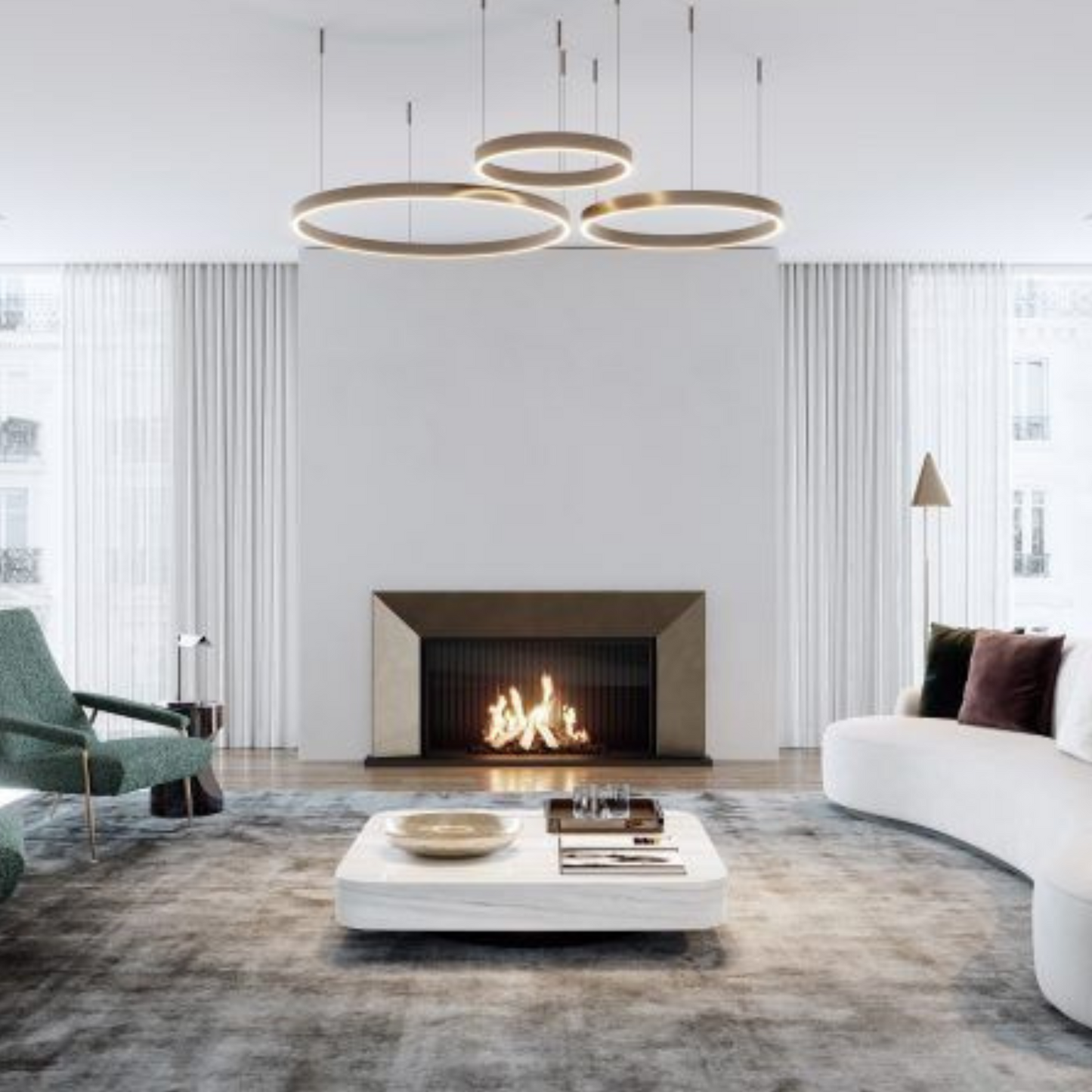 Obzidan kaminski vložek z ravno zasteklitvjo, obzidava je v beloi barvi, okoli kaminskega vložka pa je zlat kovinski okvir