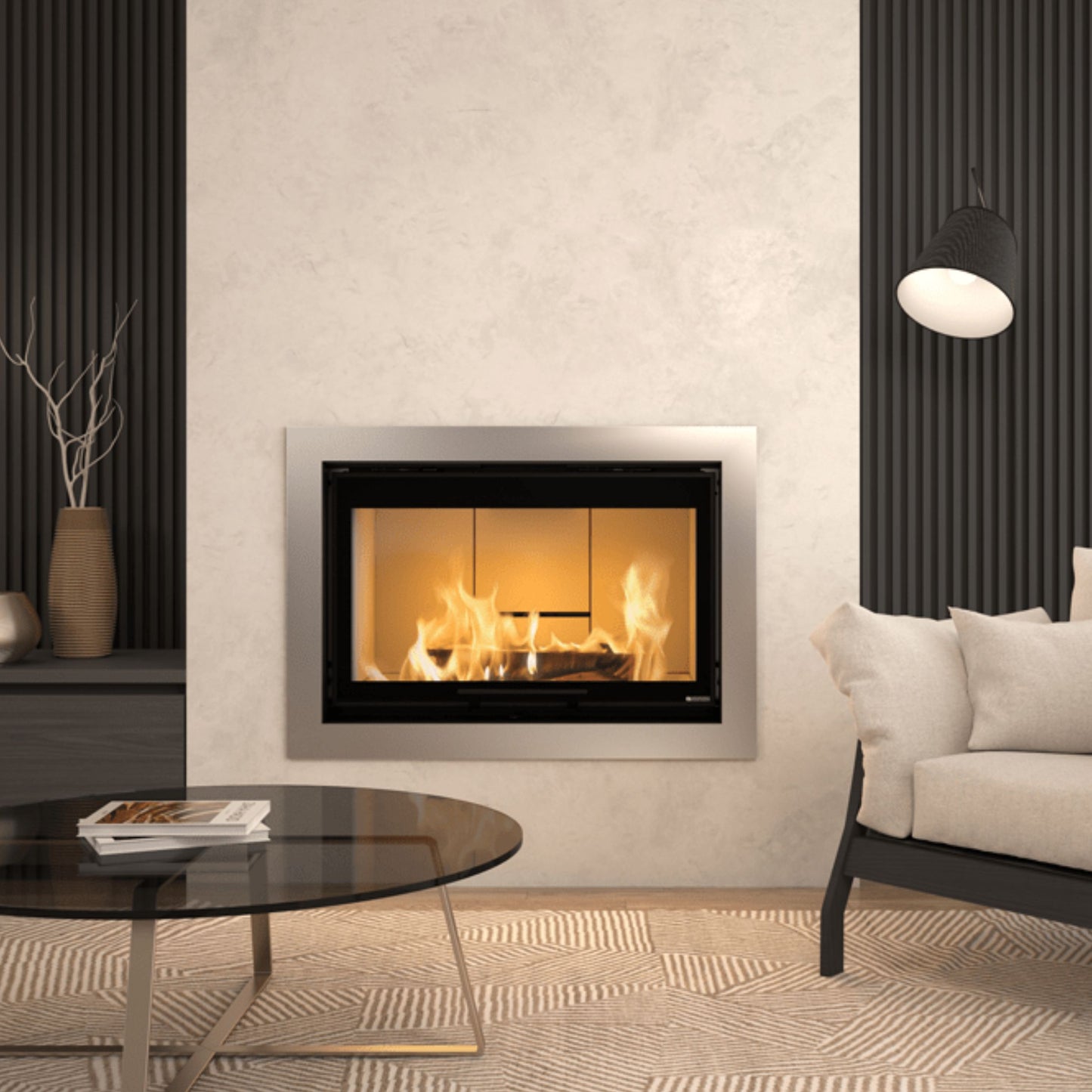 Zidan kamin z svetlo obzidavo, okoli kaminske vložka pa je srebrni okvir