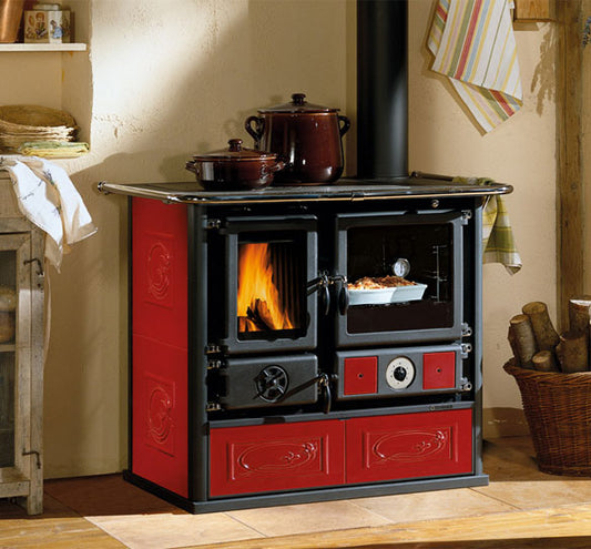 Štedilnik na drva v rdeči barvi