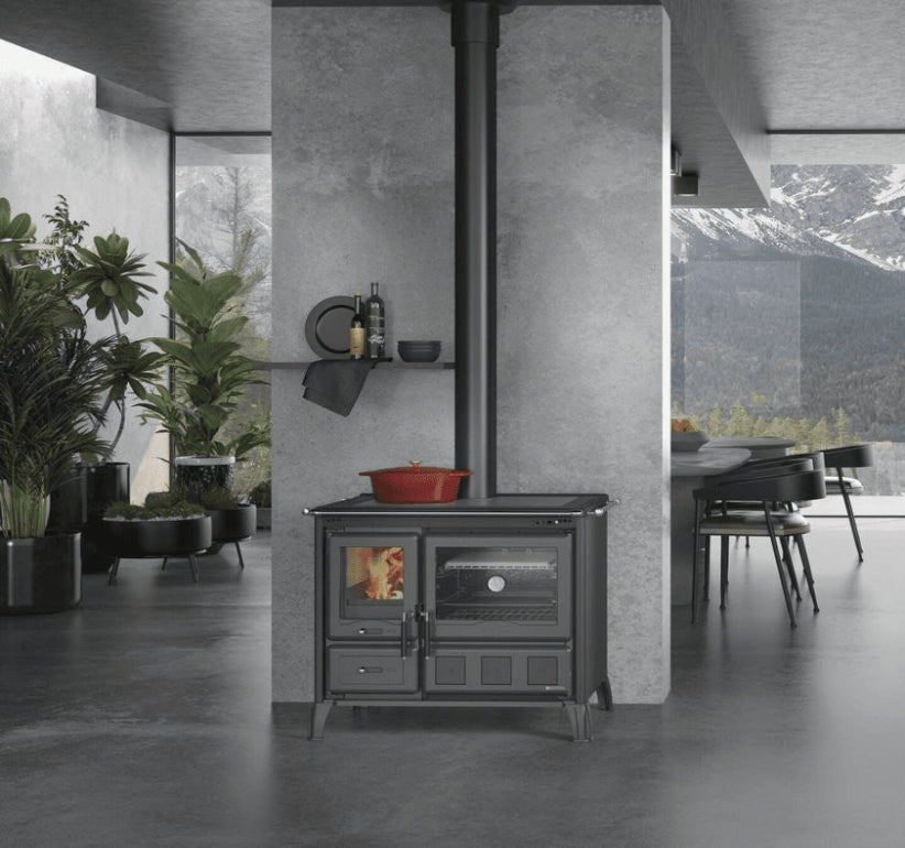 štedilnik na drva v antracit črni barvi, postavljen v prostoru