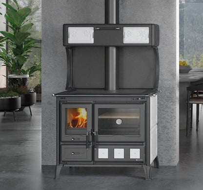 štedilnik na drva s keramično oblogo v beli barvi postavljen v prostor. Na levi strani je kurišče na desni pa veliak pečica