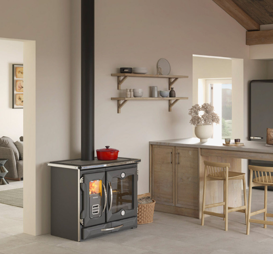 Stedinik na drva v črni barvi postavljen v prostoru