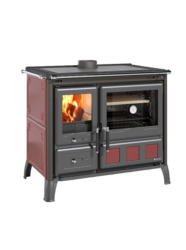 štedilnik na drva s keraično oblogo v rtdeči barvi, na levi strani je kurišče na desni strani pa veliak pečica