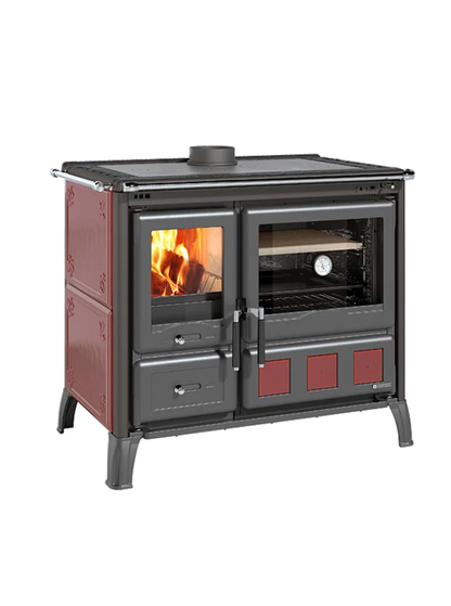 štedilnik na drva s keraično oblogo v rtdeči barvi, na levi strani je kurišče na desni strani pa veliak pečica