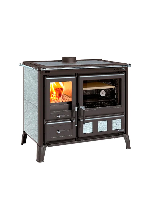 štedilnik na drva z oblogo iz naravnega kamna v sivi barvi. na levi strani ima kurišče na desni strani pa veliko pečico