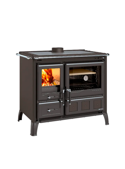 Štedilnik na drva v antracit črni barvi, na levi strani je kurišče na desni pa velika pečica