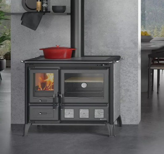 štedilnik z kamnito oblogo v sivi barvi, postavljen v prostoru. 