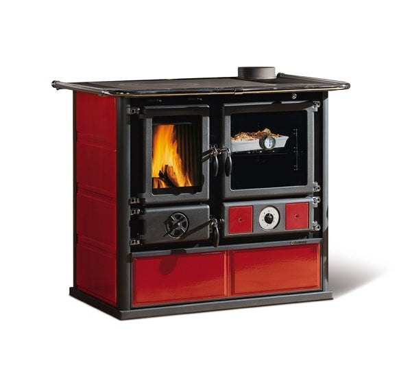 Štedilnik na drva v rdeči barvi