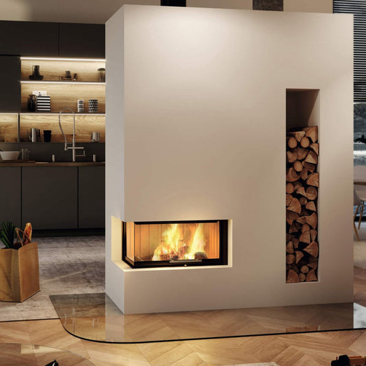 Minimalističen vgradni kamin s kotnim steklom in integrirano nišo za drva